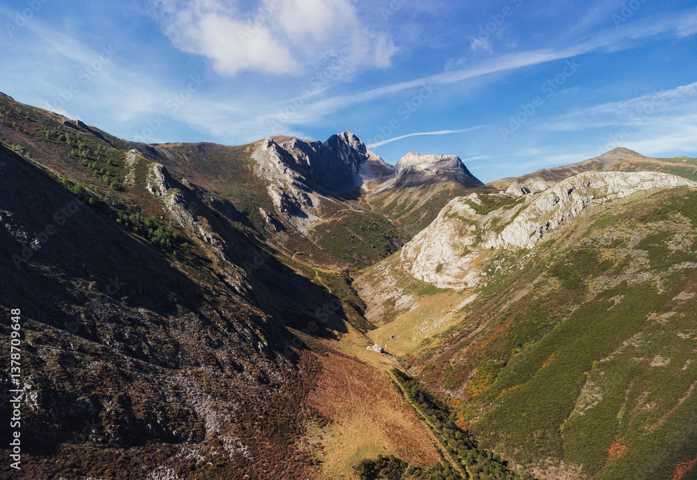 Naklejka premium Magnificent mountain scenery at noon