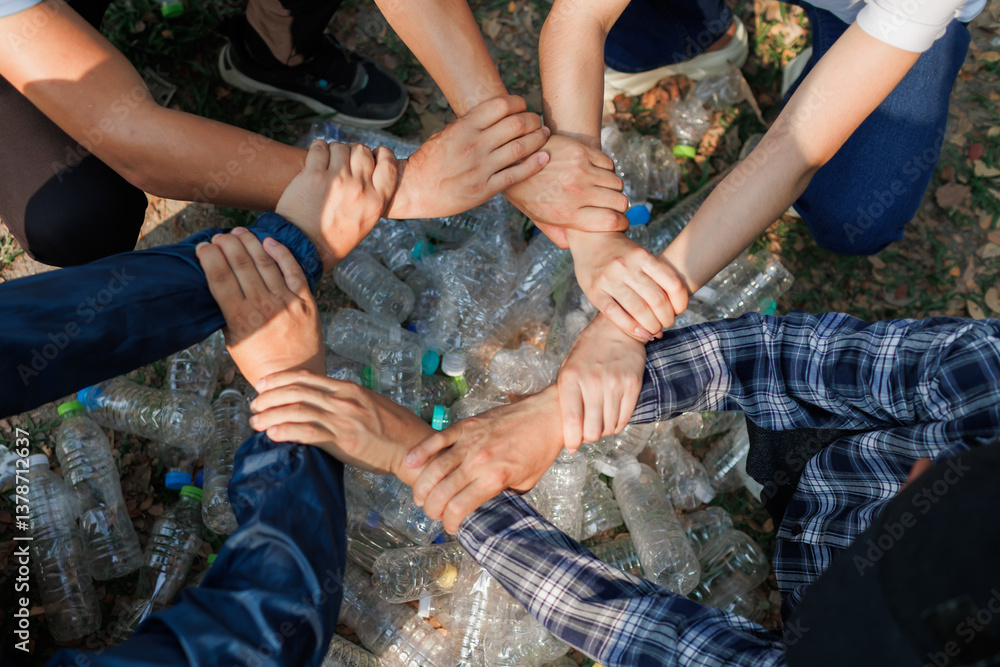 Obraz premium A group of environmental conservation volunteers is collaborating on research and analysis of waste collection.