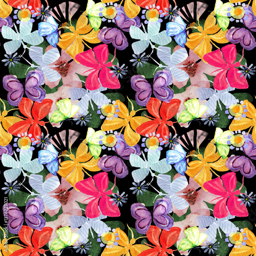 Pattern con farfalle multicolore e fiori, illustrazione ad acquerello su sfondo nero