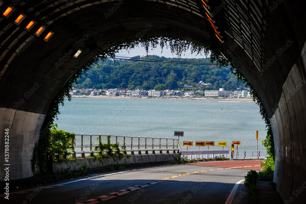 Obraz premium 海が見えるトンネル、鎌倉、逗子