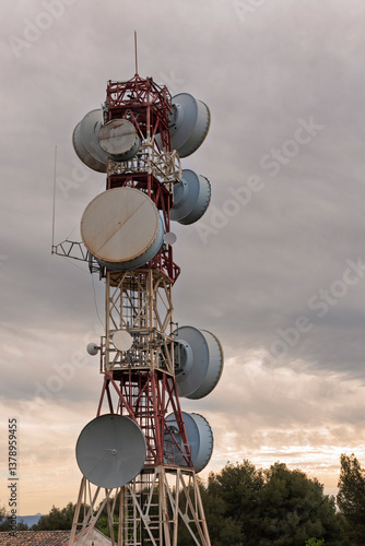 Grandes torres de telecomunicaciones en lo alto de montañas al atardecer