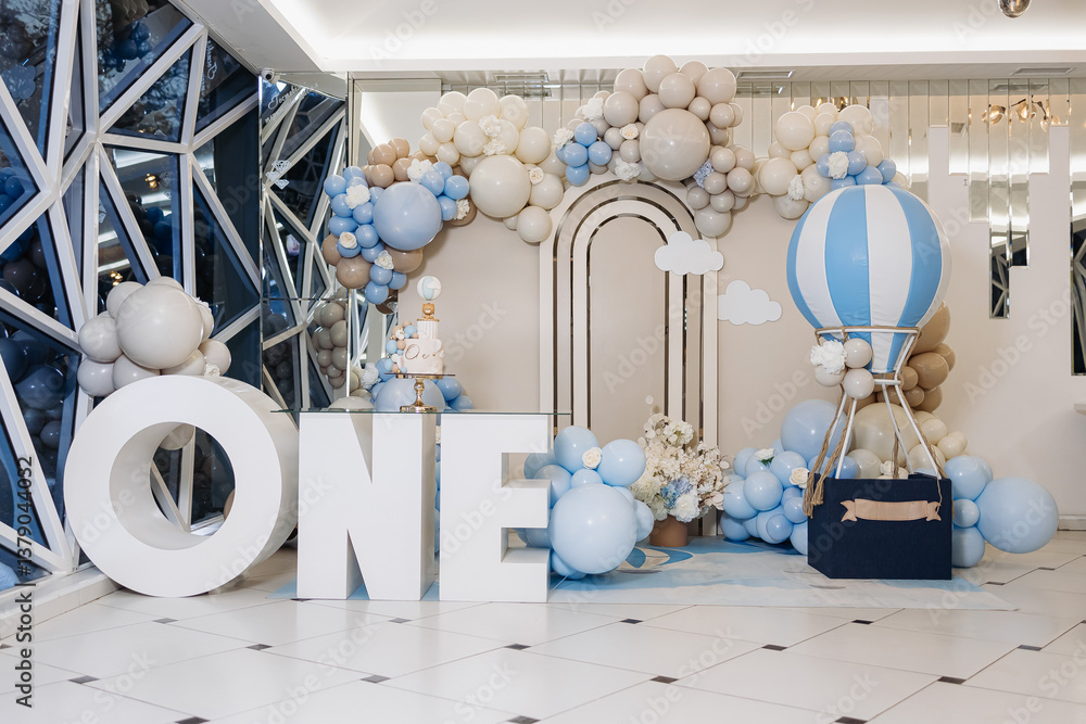 This wonderfully charming hot air balloon decoration is perfect for a magical first birthday celebration, enchanting all of your guests and helping to create truly unforgettable memories