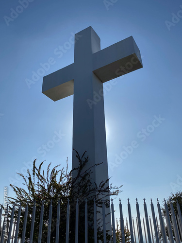 Obraz na płótnie A giant white cross statue representing religious freedom and hope high atop a mountain in San Diego California. w salonie