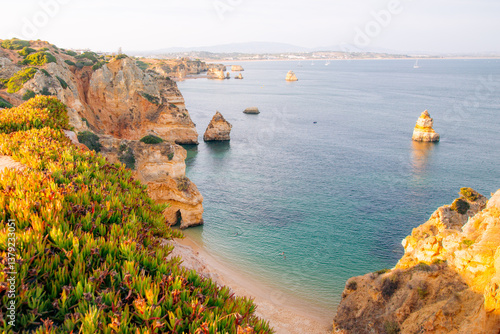 Obraz na płótnie Scenic Algarve coastline: Cliffs, beach, and turquoise water attract tourists for relaxation w salonie