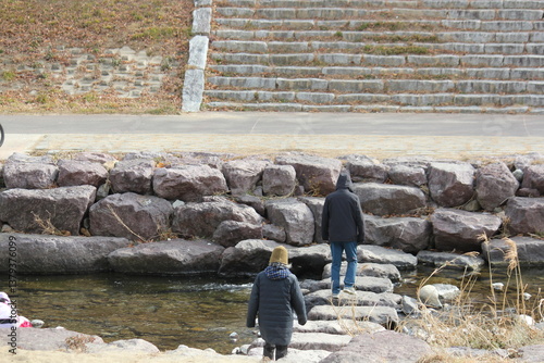 대청천 산책로에서 산책하는 사람들