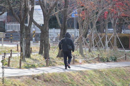 대청천 산책로에서 산책하는 사람들