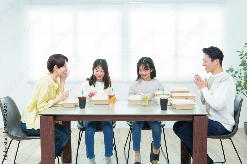 ご飯を食べる家族 ご飯を食べる家族