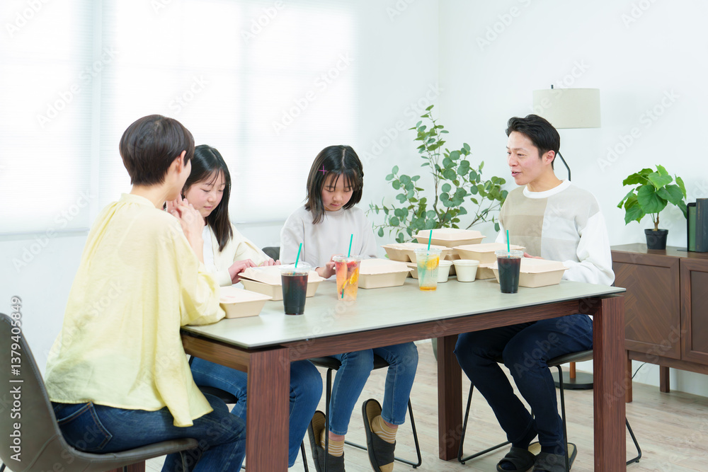 ご飯を食べる家族 ご飯を食べる家族