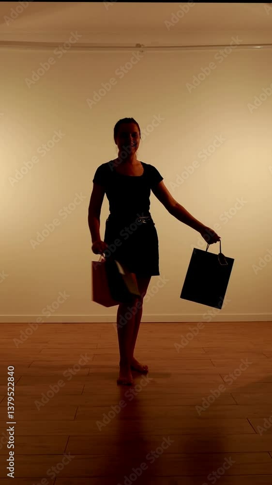 silhueta de mulher com sacolas de compras