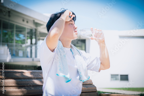 暑くて水分補給をする男性
A man who is hot and hydrates