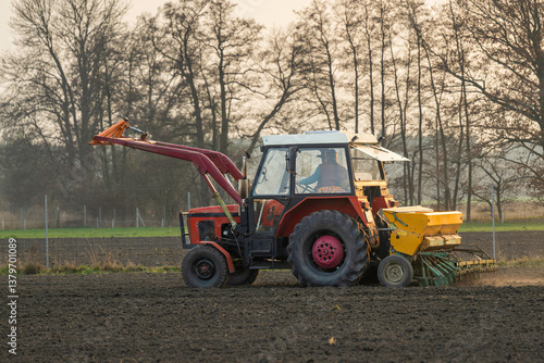 Ein Traktor bei der Arbeit auf einem Feld