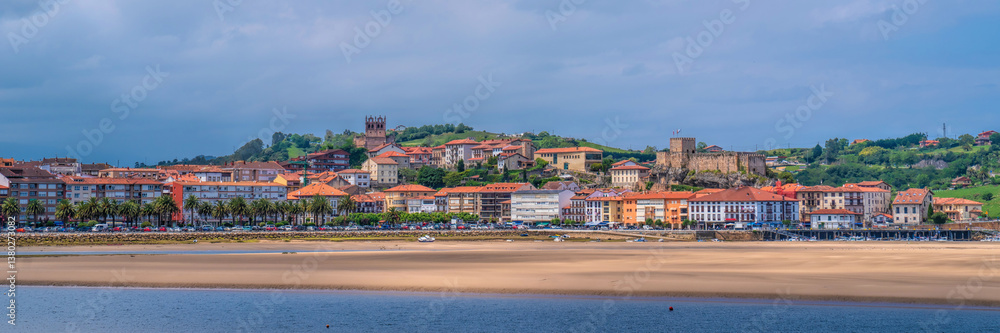 Obraz premium San Vicente de la Barquera panoramic view of town and castle over the river Cantabria Spain