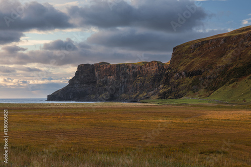 Obraz na płótnie The Isle of Skye’s autumn landscapes blend golden moors, misty peaks, and rugged coastlines. A land of dramatic beauty, where nature’s wild spirit thrives. w salonie