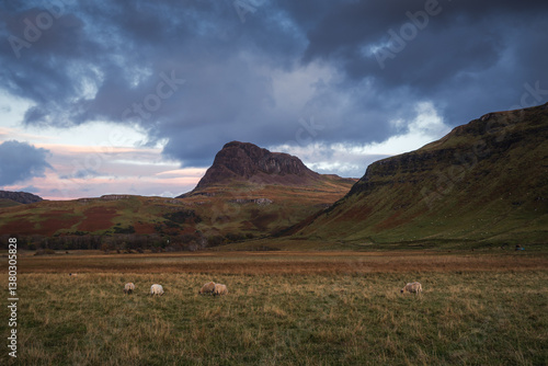 Obraz na płótnie The Isle of Skye’s autumn landscapes blend golden moors, misty peaks, and rugged coastlines. A land of dramatic beauty, where nature’s wild spirit thrives. w salonie