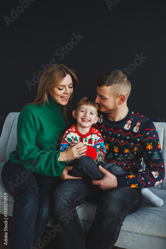 Obraz na płótnie Heartwarming Family Moments A Joyful Holiday Portrait in Colorful Sweaters, Reflecting the Genuine Affection and Happiness Shared Among Loved Ones During This Special Festive Season at Home Together w salonie