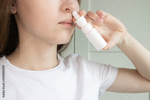 Foto Close up of a woman applying a nasal spray to relieve congestion, seasonal aller
