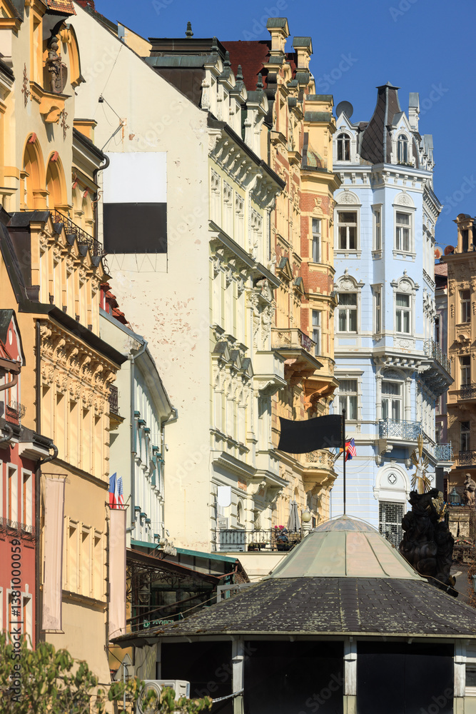 Fototapeta premium Historische Stadthäuser und Wohnungen mit reich verzierten Fassaden in typischer Bäderarchitektur des europäischen Kurortes Karlovy Vary - Karlsbad, Tschechien 2025-03-27