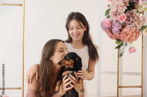 Mãe e filha com cachorro fofo em um feliz dia das mães com pet