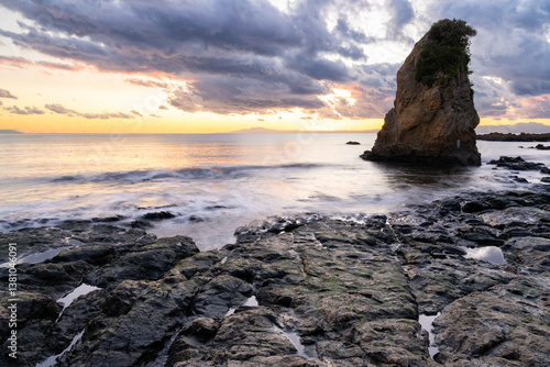Wallpaper Mural 神奈川県横須賀市　夕暮れの秋谷の立石 Torontodigital.ca