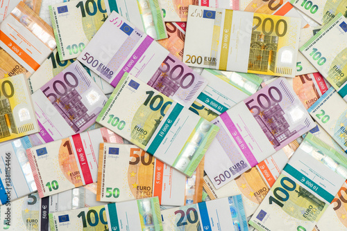 Obraz na płótnie Viele Euro Banknoten liegen als Bündel zusammen w salonie