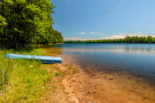 Obraz na plátně Looking down the shoreline of Lost Canoe Lake near Boulder Juntion, Wisconsin in
