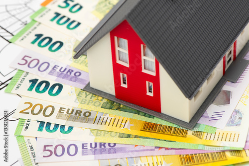 Obraz na płótnie Ein Modellhaus steht auf vielen Euro Banknoten als Symbol für die Baufinanzierung w salonie
