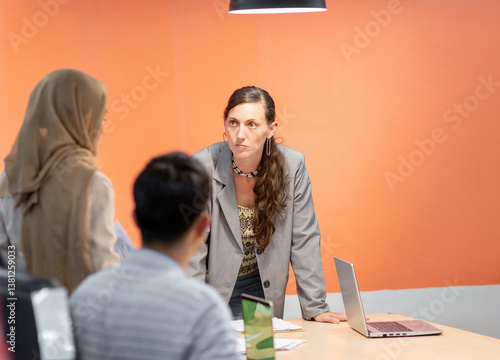 Fotografi international male and female business meeting group
