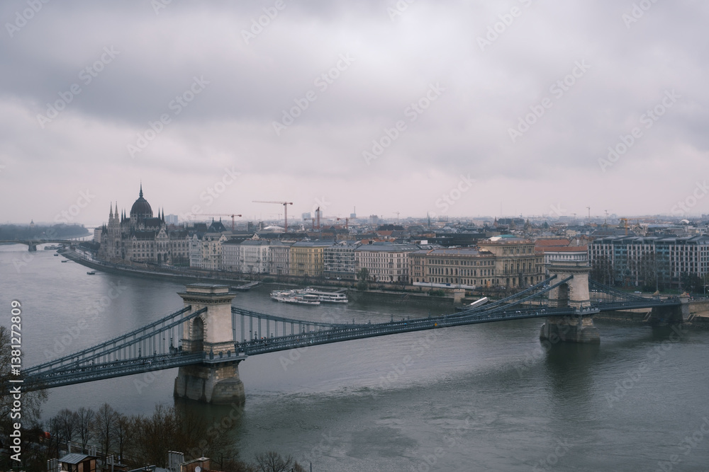 Fototapeta premium chain bridge in budapest hungary