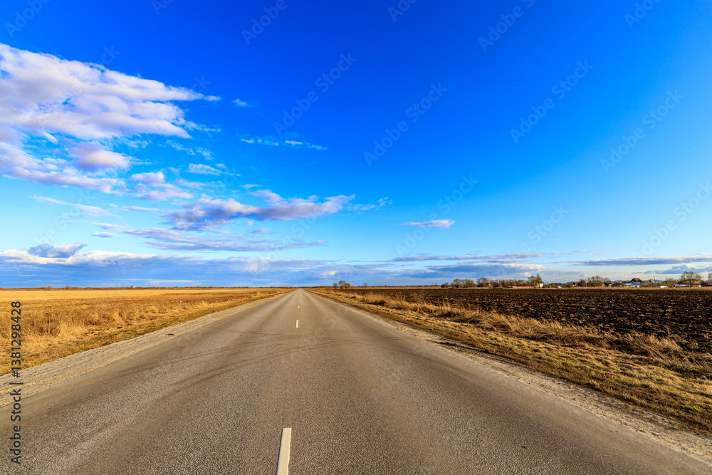 Naklejka premium A long road with a clear blue sky above it