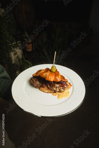 hamburguesa de cuernito especial doble carne muy jugosa con extra queso