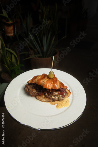 hamburguesa de cuernito especial doble carne muy jugosa con extra queso