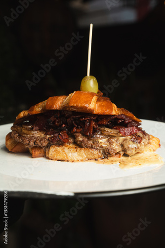 hamburguesa de cuernito especial doble carne muy jugosa con extra queso