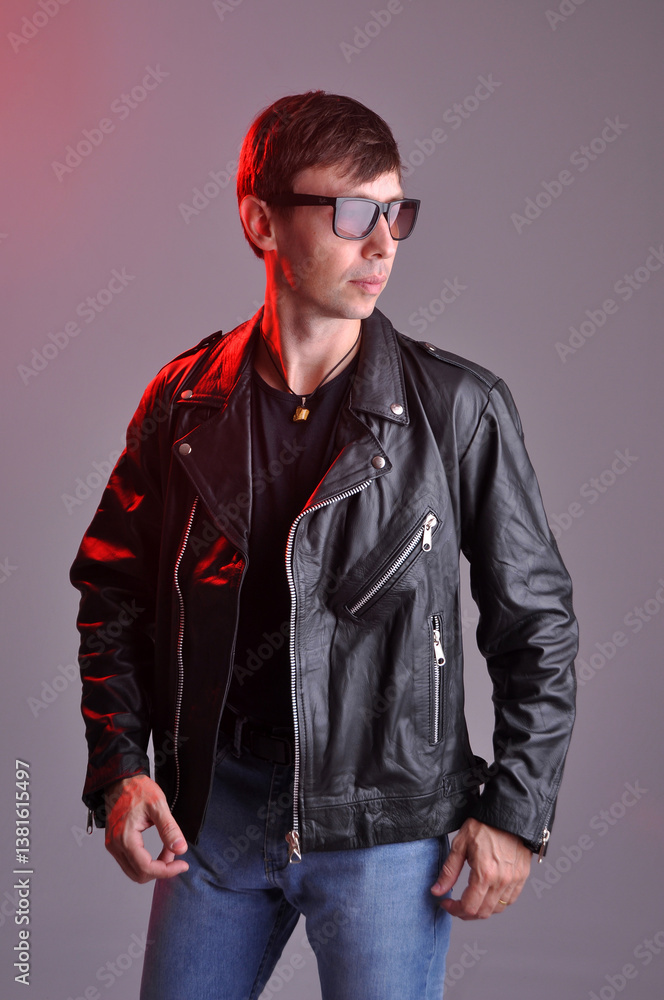 Obraz premium homem modelo usando jaqueta de couro preto