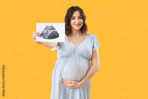 Young pregnant woman with s...