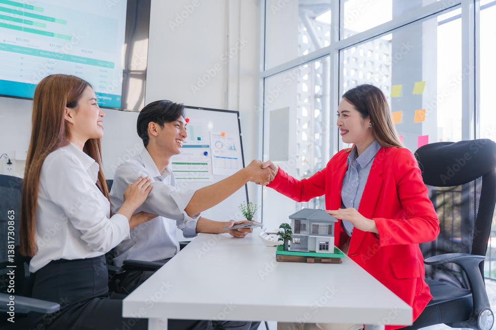 Fototapeta premium Real Estate Deal Handshake