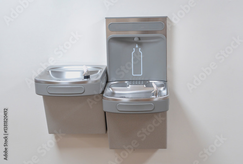 Fotografie drinking water fountain station inside the building