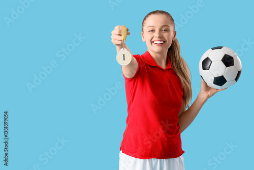 Sporty young woman with soc...