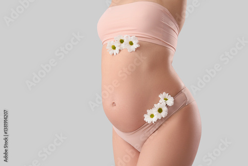 Young pregnant woman in und...