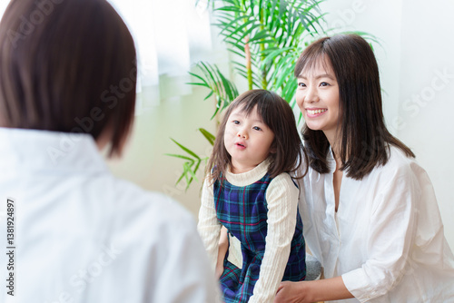 Tapety artystyczne 診察を受ける女の子 小児科医とお母さん