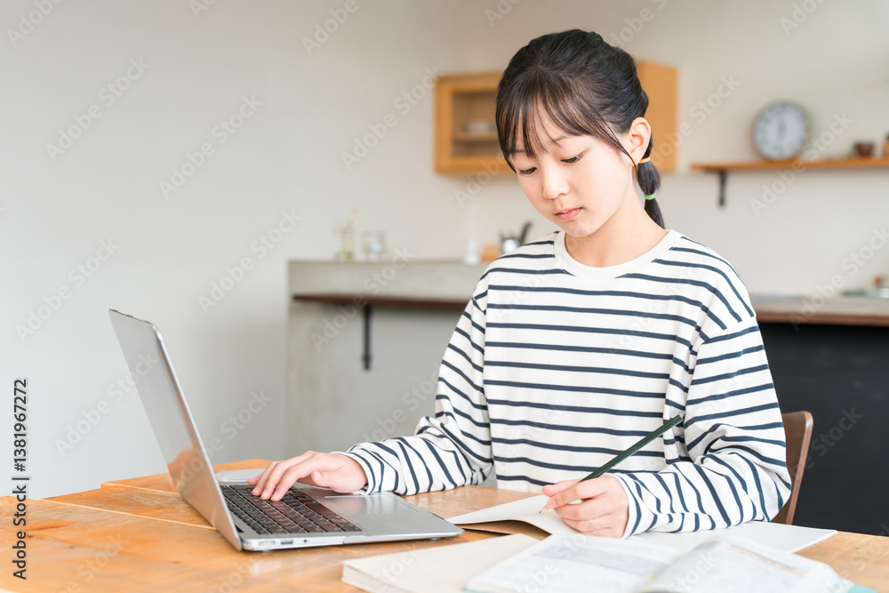 家でパソコンを使いながら勉強する小学生,中学生の女の子,子供
家でパソコンを使いながら勉強する小学生,中学生の女の子,子供