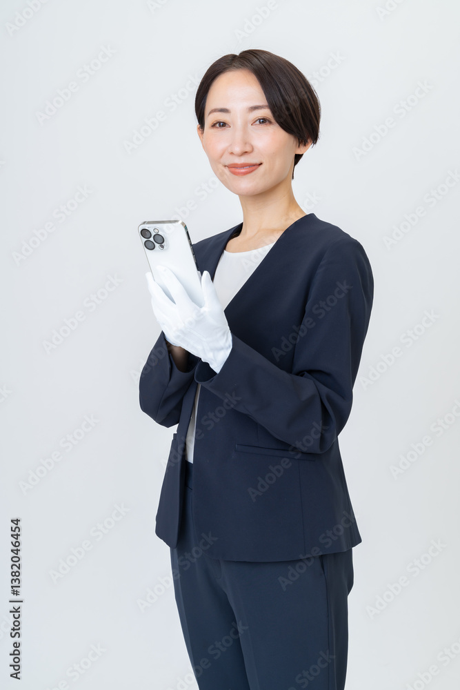 手袋をつけスマホを持つ女性 手袋をつけスマホを持つ女性