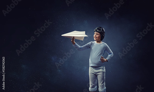 Obraz na płótnie Happy kid playing with paper airplane w salonie