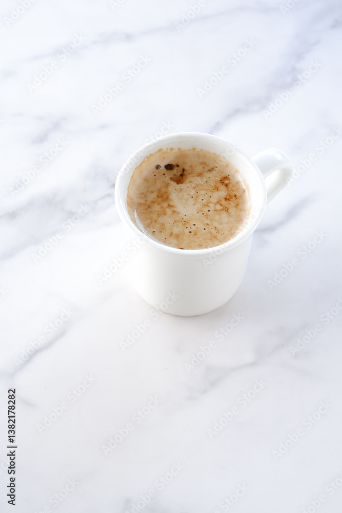 ミルクをたっぷり入れたコーヒー、カフェ・ラテを淹れて、のんびりくつろいでいるイメージ
ミルクをたっぷり入れたコーヒー、カフェ・ラテを淹れて、のんびりくつろいでいるイメージ