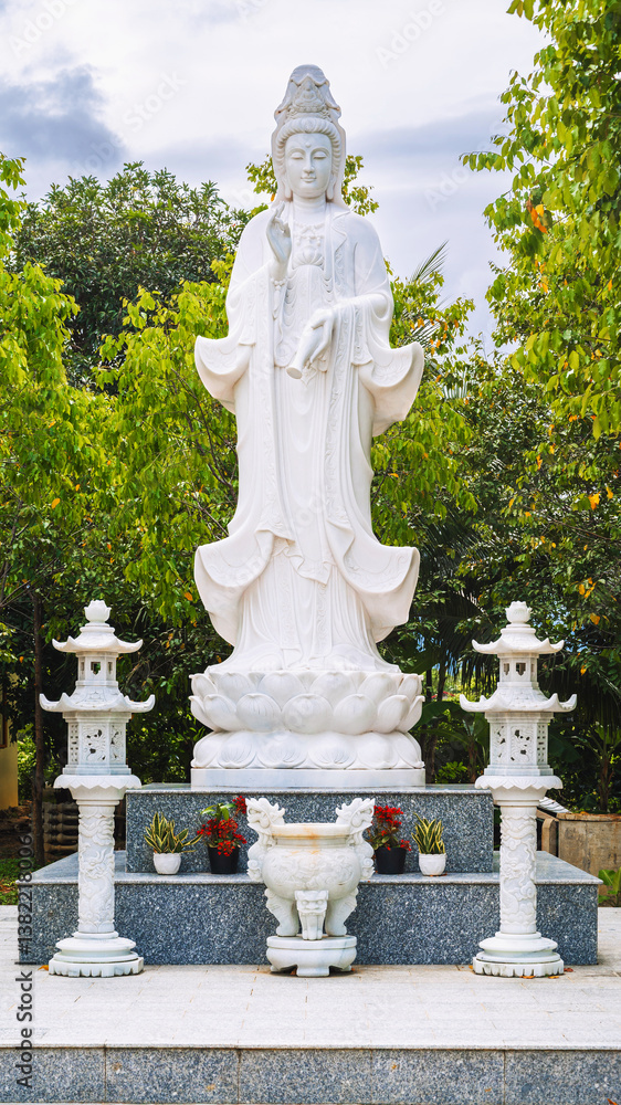 Obraz premium white statue of Lady Buddha in Vietnam in Asia in summer.
