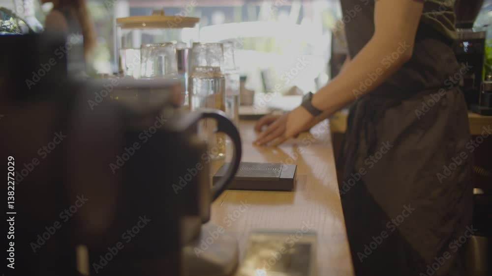 manos de un persona preparando una bebida