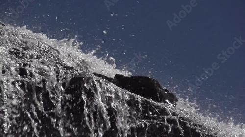 Wallpaper Mural Cascade et rivière de montagne Torontodigital.ca