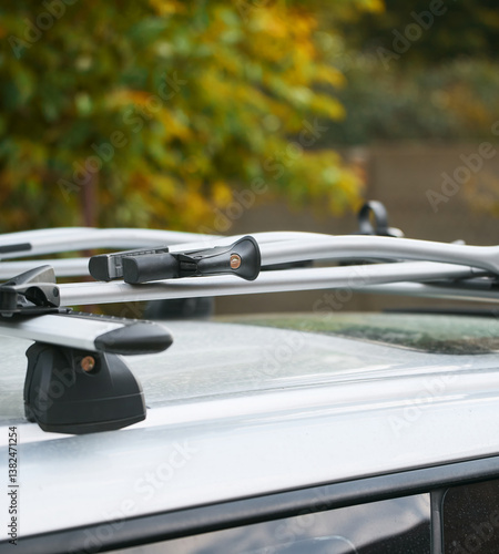 Obraz na płótnie Bike rack on car roof prepared for autumn travel w salonie