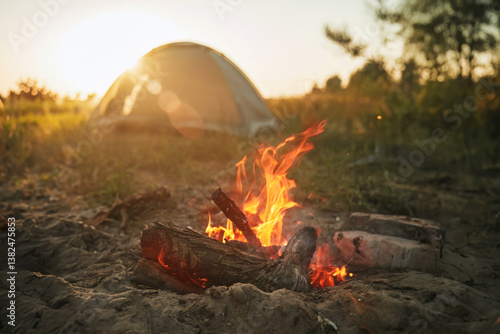 Obraz na płótnie Evening campfire in front of a tent in the wilderness w salonie