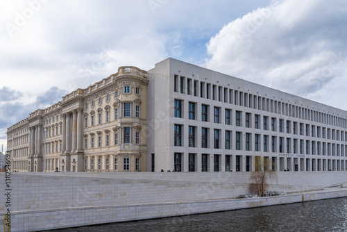 Das Humboldforum in Berlin mit klassischer und moderner Architektur, teils historische Fassade mit Wolkenhimmel, Berlin, Deutschland
