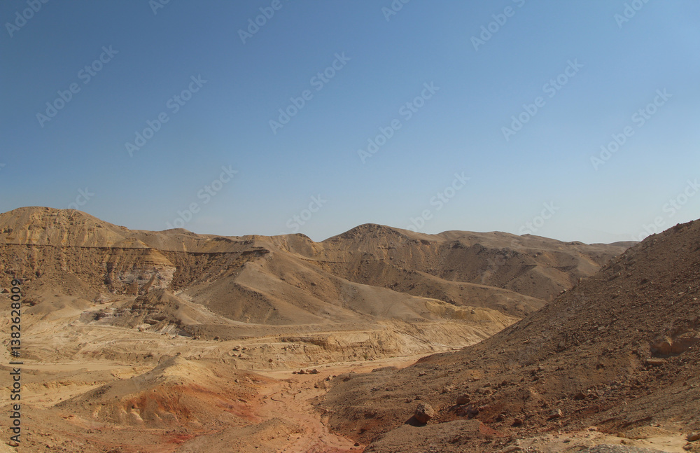 Fototapeta premium Desert scenery on the road trip from Hurghada to Cairo, Egypt